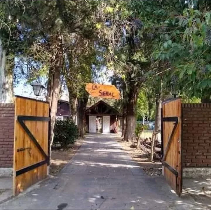 Acceso arbolado a la institución