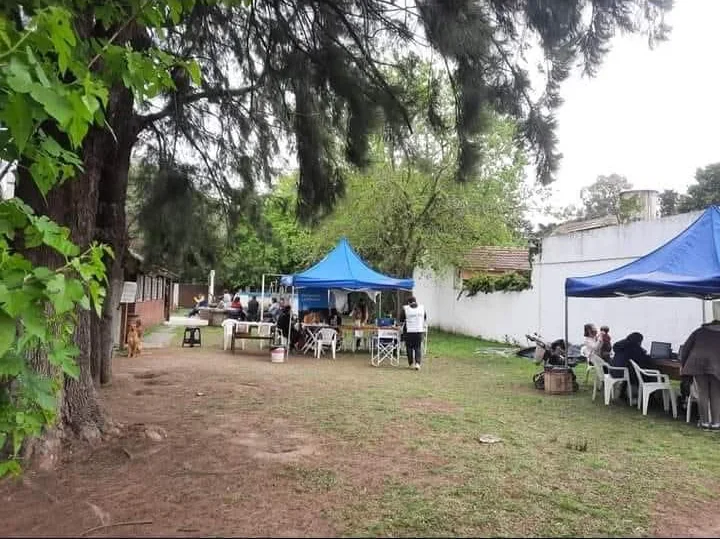 Encuentro al aire libre en la institución